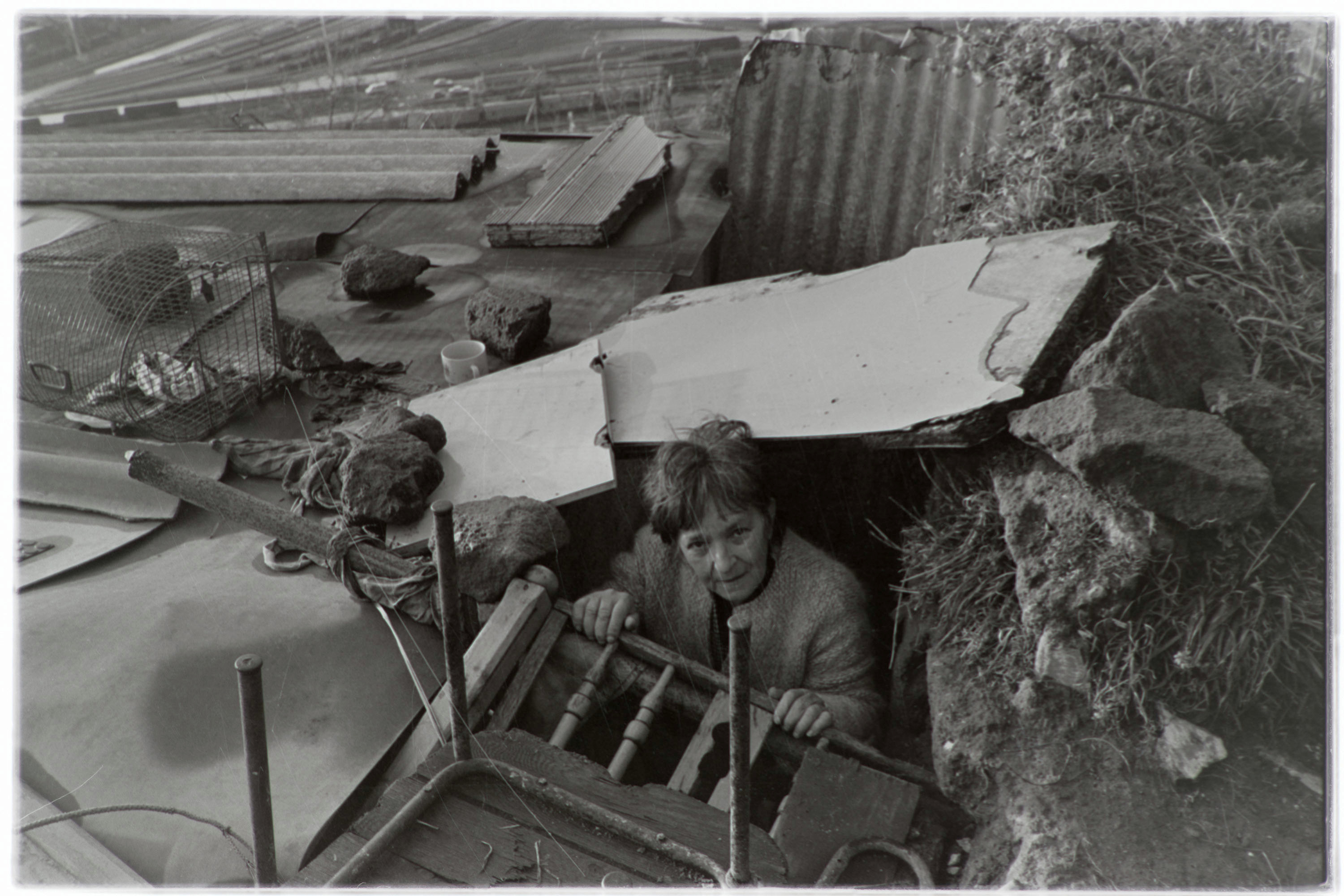 Napoli - Senzatetto - Famiglia povera vive in grotta (negativo, insieme) di Alfa Press Service s.n.c. – Agenzia Fotogiornalistica, Jovane, Stefania (ultimo quarto XX)