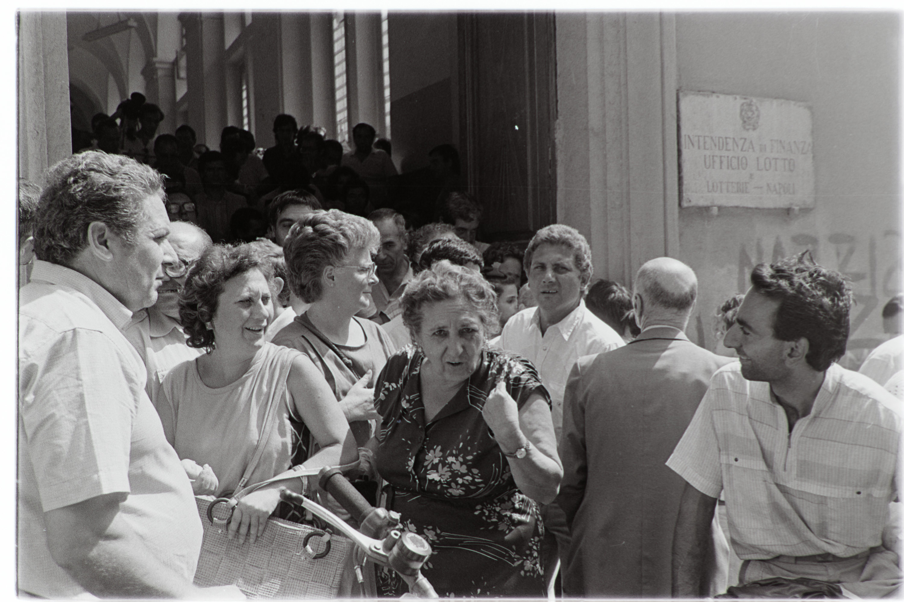 Napoli - Lotto - Estrazione dei numeri (negativo, insieme) di Alfa Press Service s.n.c. – Agenzia Fotogiornalistica (anni ottanta XX)