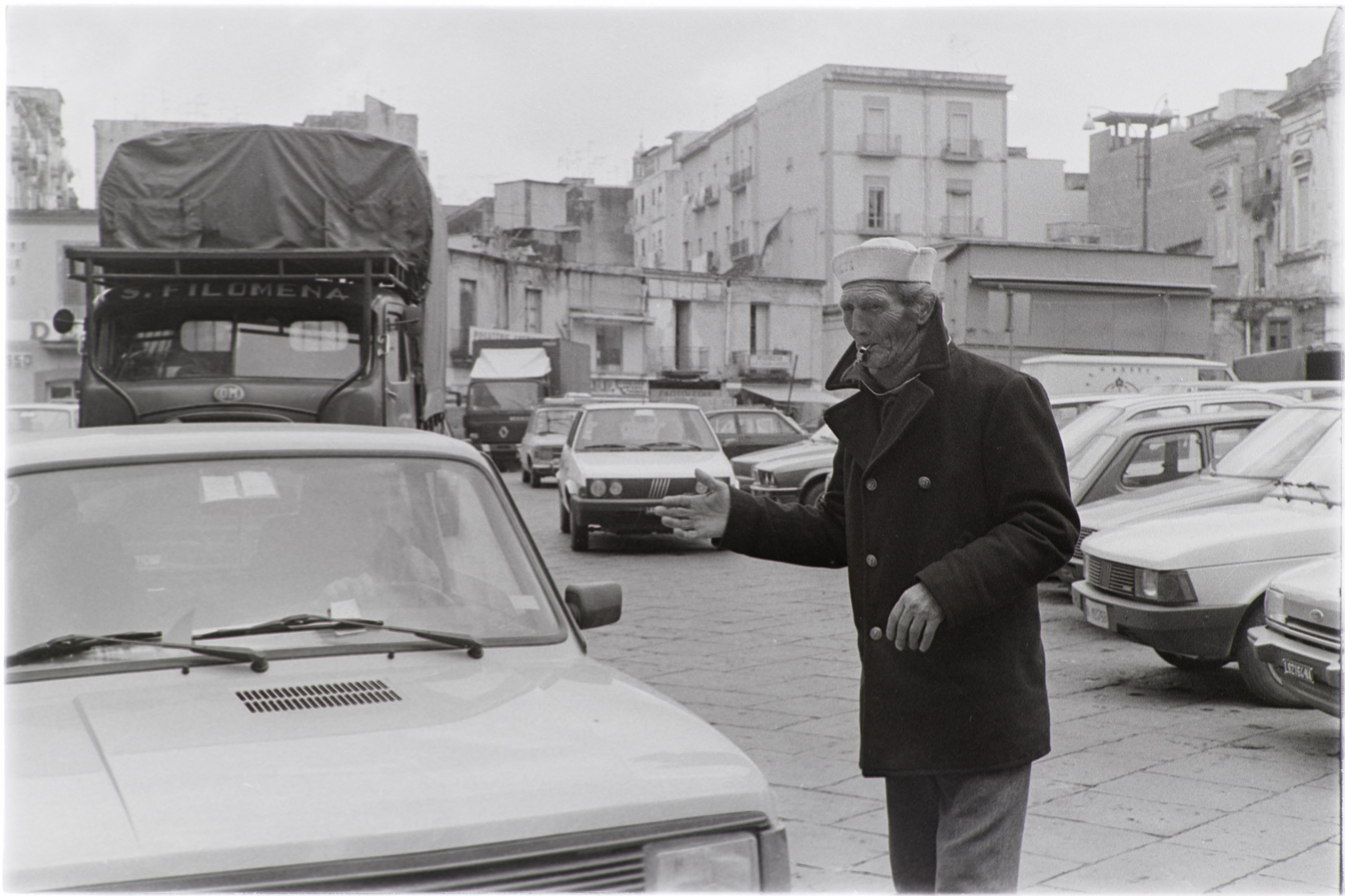 Napoli - Parcheggi abusivi (negativo, insieme) di Alfa Press Service s.n.c. – Agenzia Fotogiornalistica (anni ottanta XX)