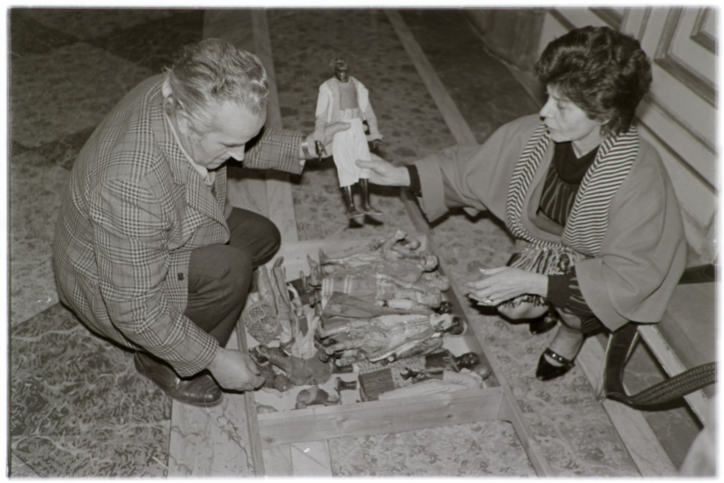 Napoli - Pastori del presepe, ritrovamento (negativo, insieme) di Alfa Press Service s.n.c. – Agenzia Fotogiornalistica (anni ottanta XX)