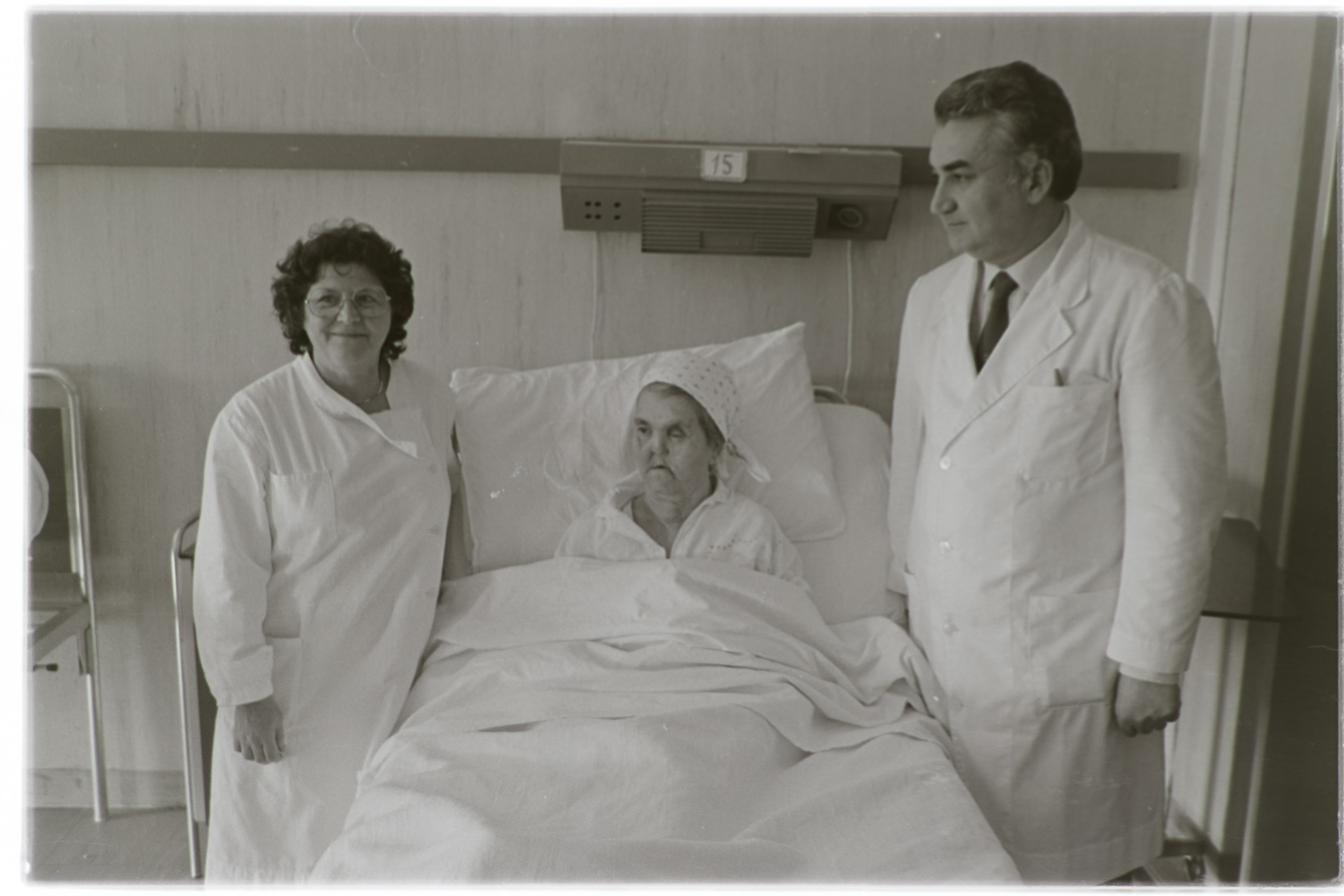 Anziani - Donna segregata (negativo, insieme) di Alfa Press Service s.n.c. – Agenzia Fotogiornalistica (anni ottanta XX)