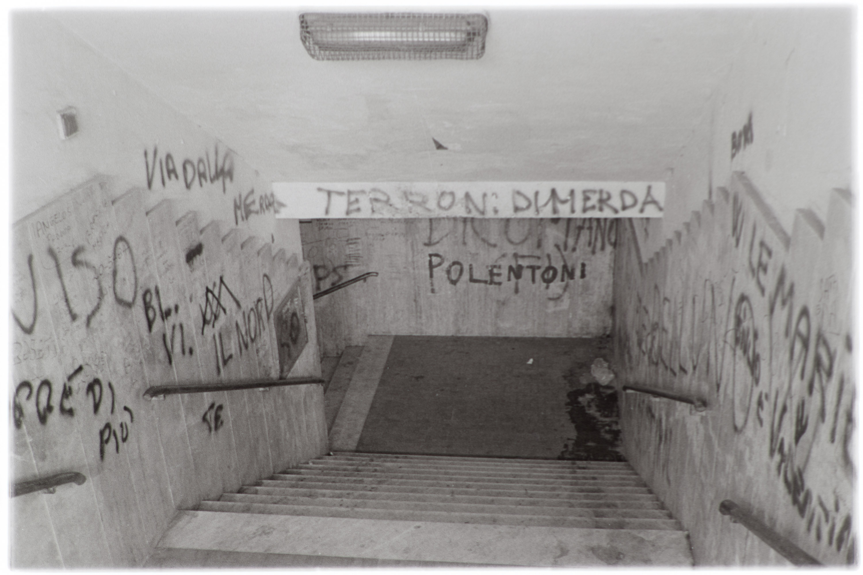 Nocera Inferiore (Sa) - Degrado urbano (negativo, insieme) di Alfa Press Service s.n.c. – Agenzia Fotogiornalistica (anni ottanta XX)