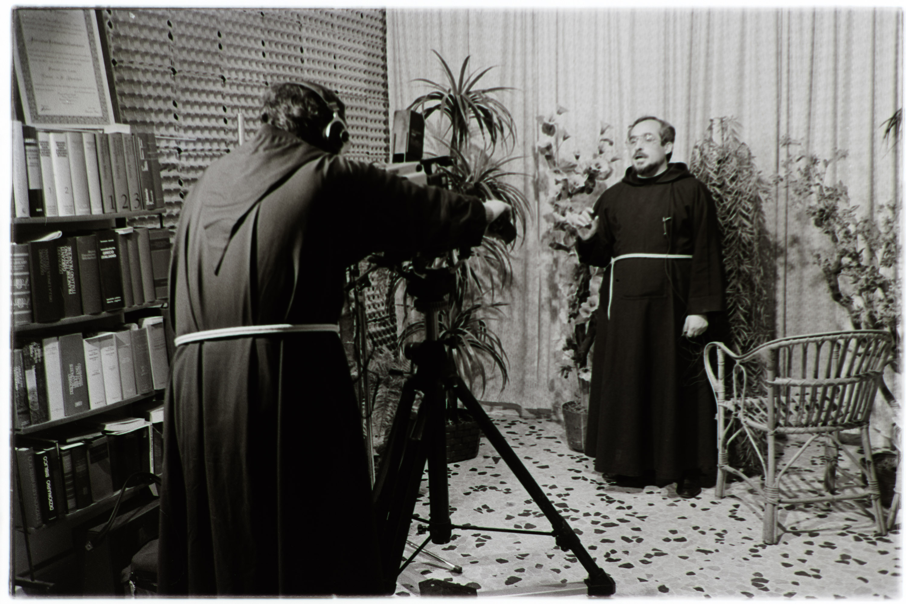 Napoli - Televisioni private - Frati imprenditori (negativo, insieme) di Alfa Press Service s.n.c. – Agenzia Fotogiornalistica (anni ottanta XX)