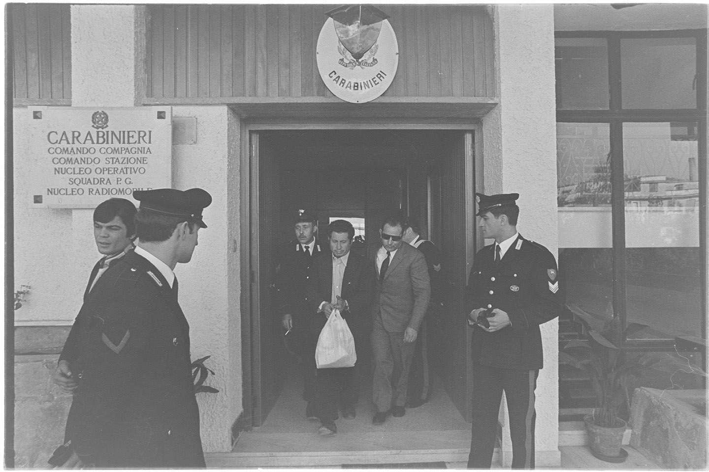 Marrazzo,padre, si costituisce (negativo, insieme) di Jovane, Francesco (seconda metà XX)