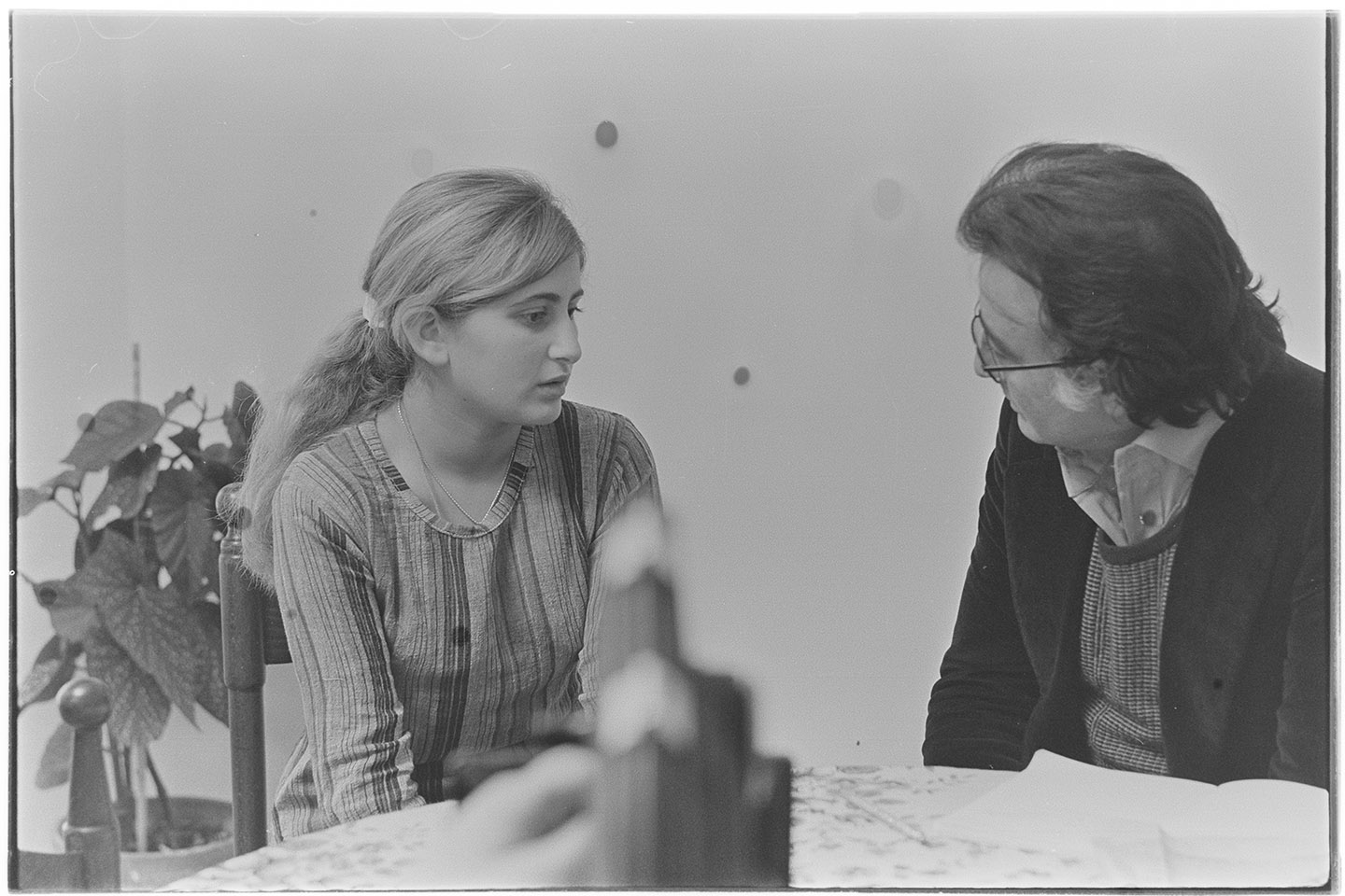 Lolita e suoi familiari (negativo, insieme) di Alfa Press Service s.n.c. – Agenzia Fotogiornalistica (seconda metà XX)