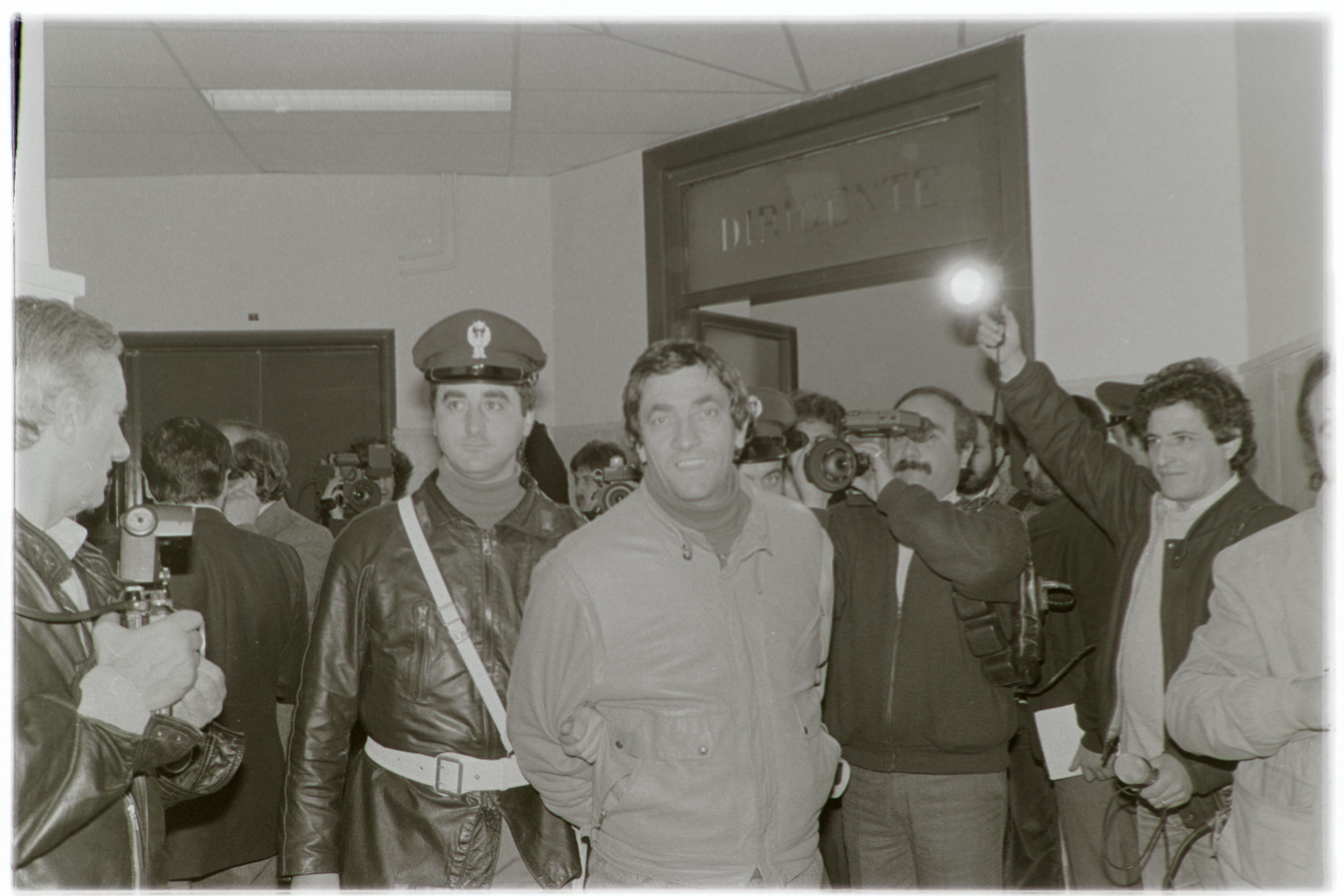 Camorra - Arresti (negativo, insieme) di Alfa Press Service s.n.c. – Agenzia Fotogiornalistica (ultimo quarto XX)