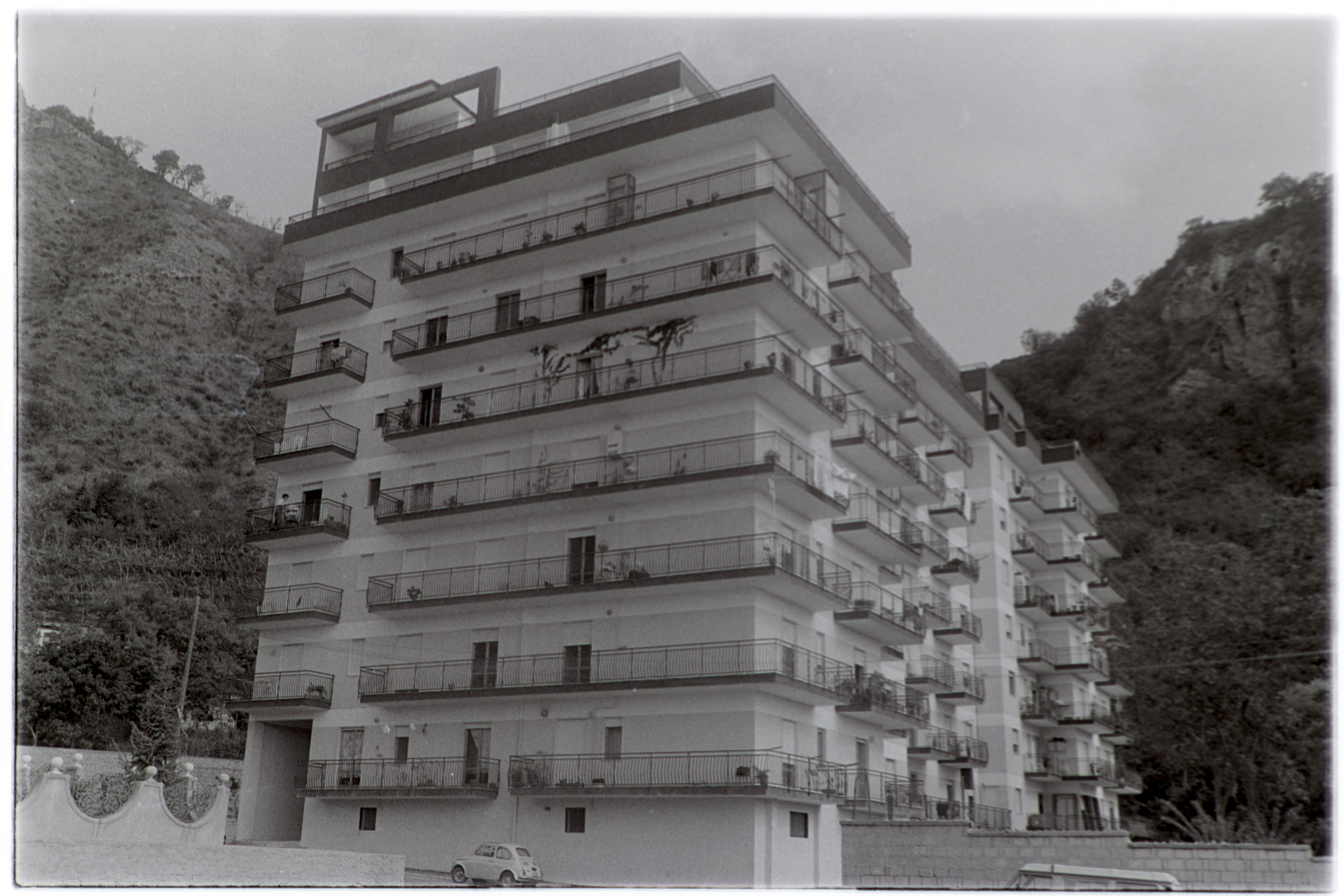 Napoli - Abusivismo (negativo, insieme) di Alfa Press Service s.n.c. – Agenzia Fotogiornalistica (ultimo quarto XX)