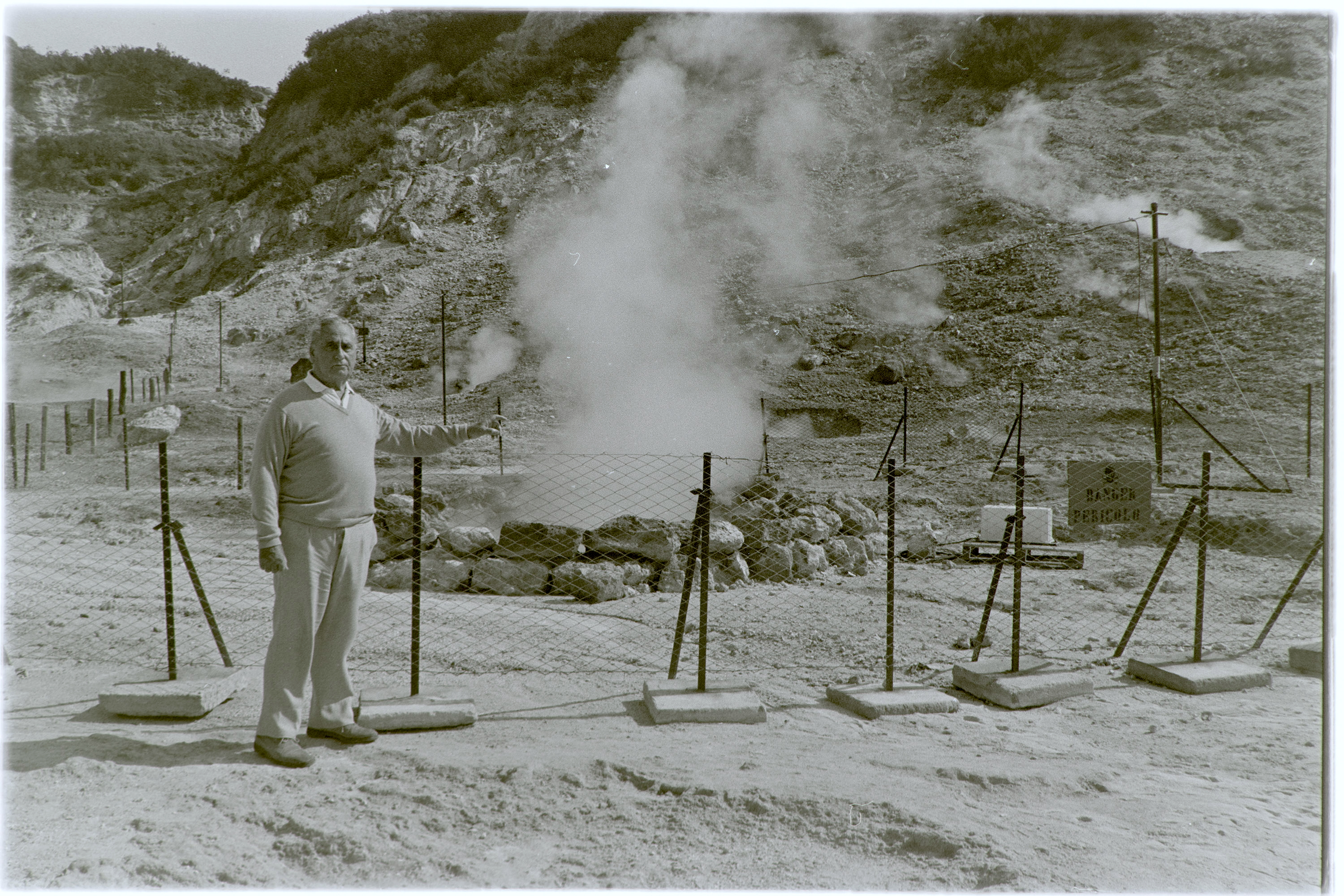 Pozzuoli (NA) - Solfatara (negativo, insieme) di Alfa Press Service s.n.c. – Agenzia Fotogiornalistica (ultimo quarto XX)