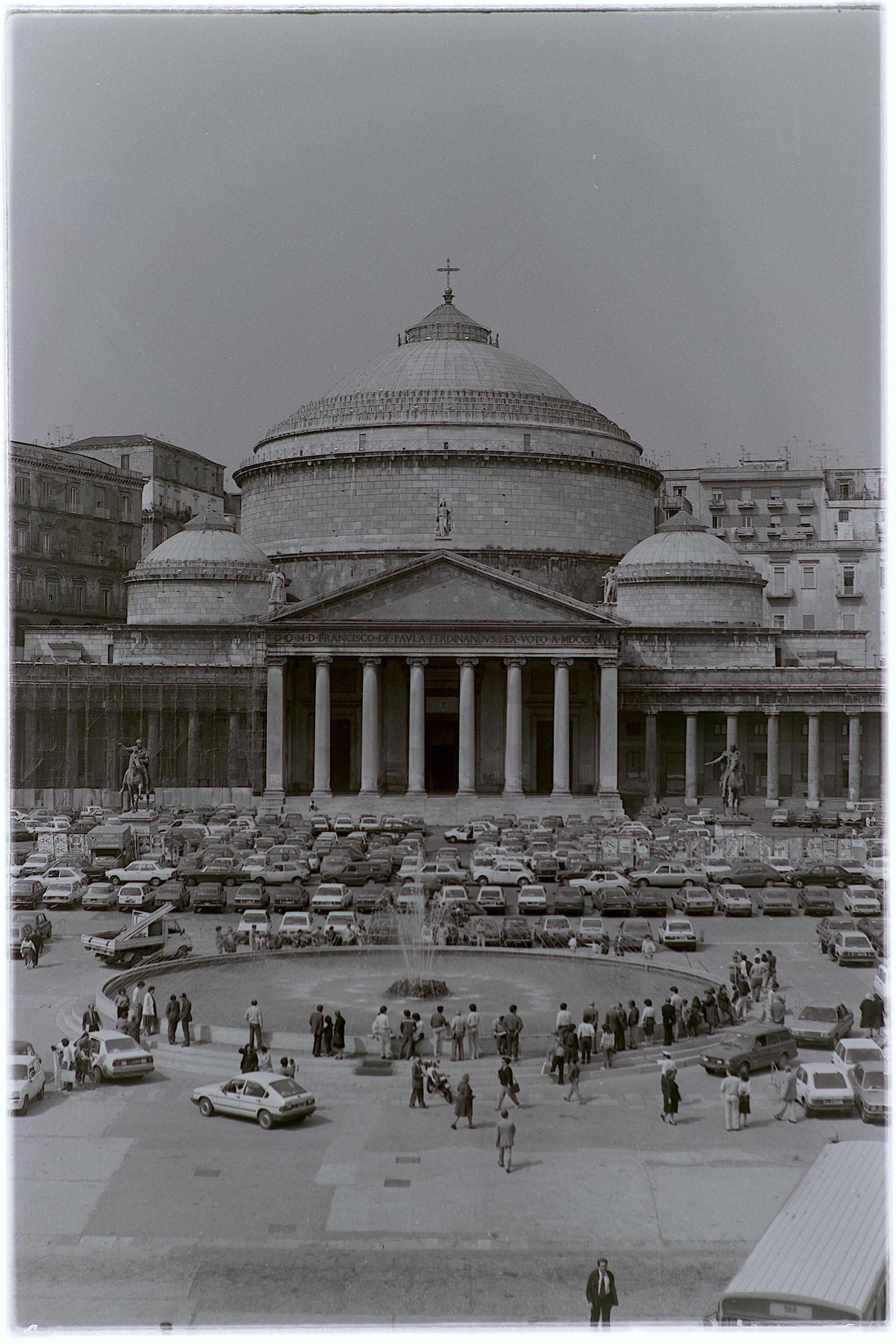 Napoli - Piazza Plebiscito - Fontana (negativo, insieme) di Alfa Press Service s.n.c. – Agenzia Fotogiornalistica (ultimo quarto XX)