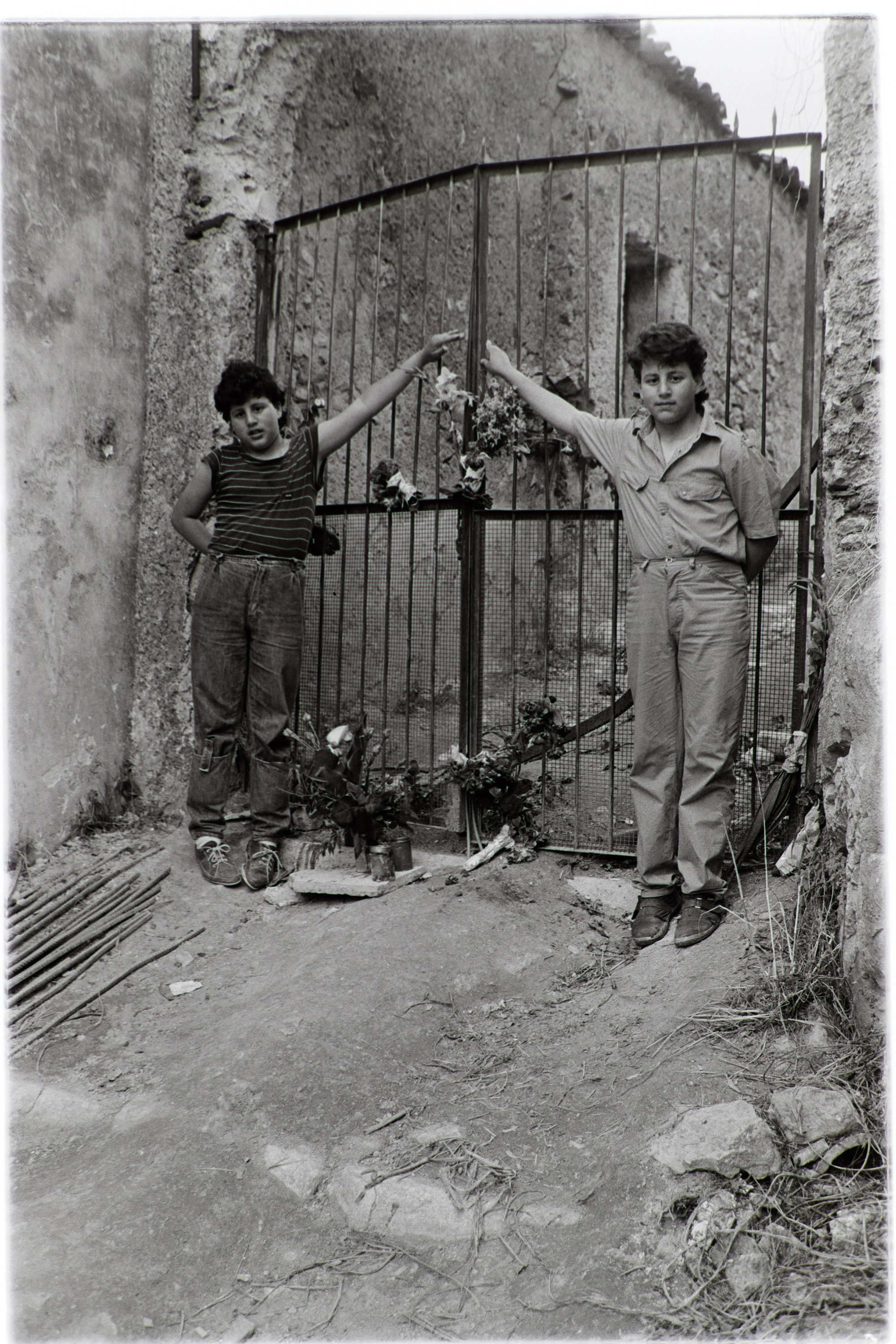 Oliveto Citra (SA) - Miracolo (negativo, insieme) di Alfa Press Service s.n.c. – Agenzia Fotogiornalistica (ultimo quarto XX)