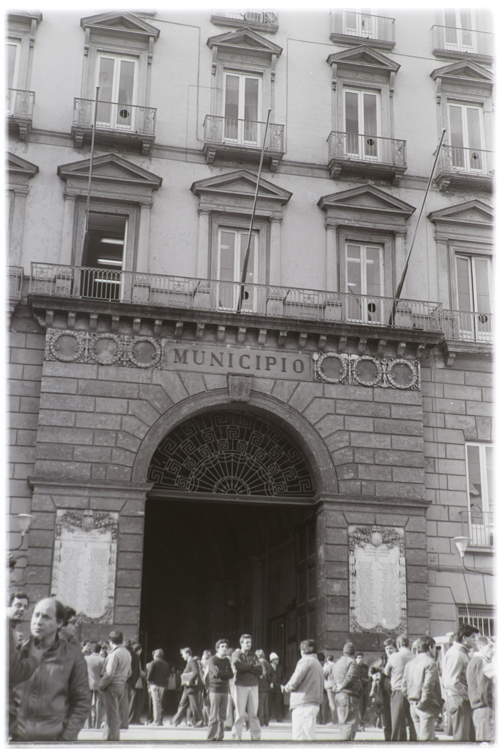 Napoli - Palazzo San Giacomo (negativo, insieme) di Alfa Press Service s.n.c. – Agenzia Fotogiornalistica (ultimo quarto XX)