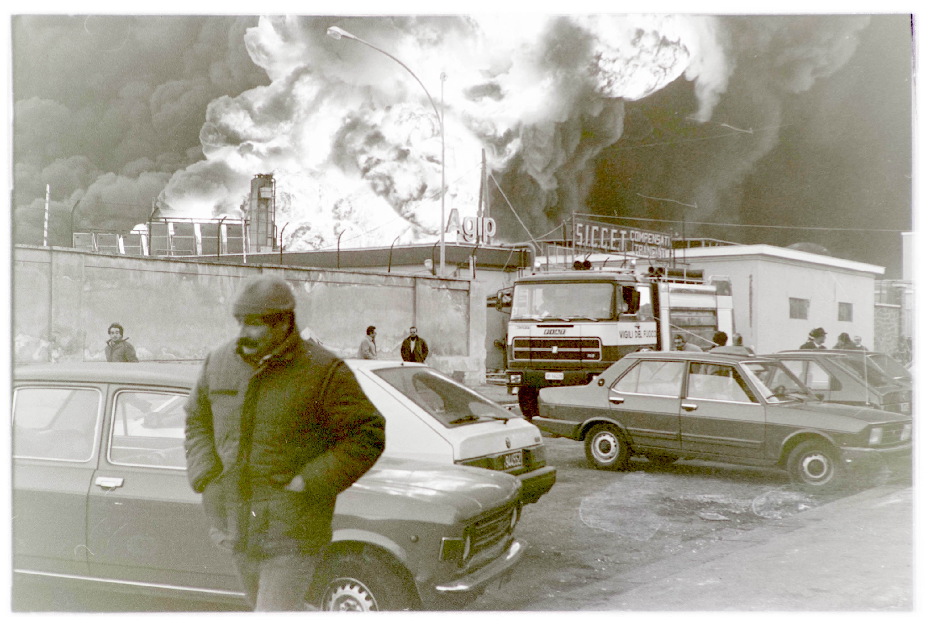 Napoli - Raffineria Agip (negativo, insieme) di Alfa Press Service s.n.c. - Agenzia Fotogiornalistica (ultimo quarto XX)