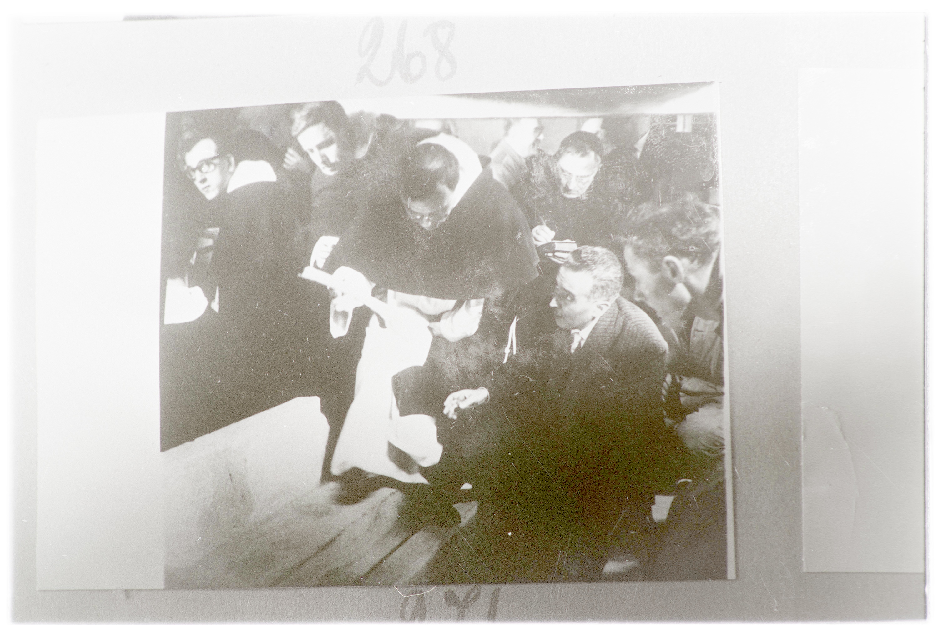 Bari - Basilica di San Nicola - Riesumazione ossa di San Nicola (negativo, insieme) di Alfa Press Service s.n.c. - Agenzia Fotogiornalistica (ultimo quarto XX)