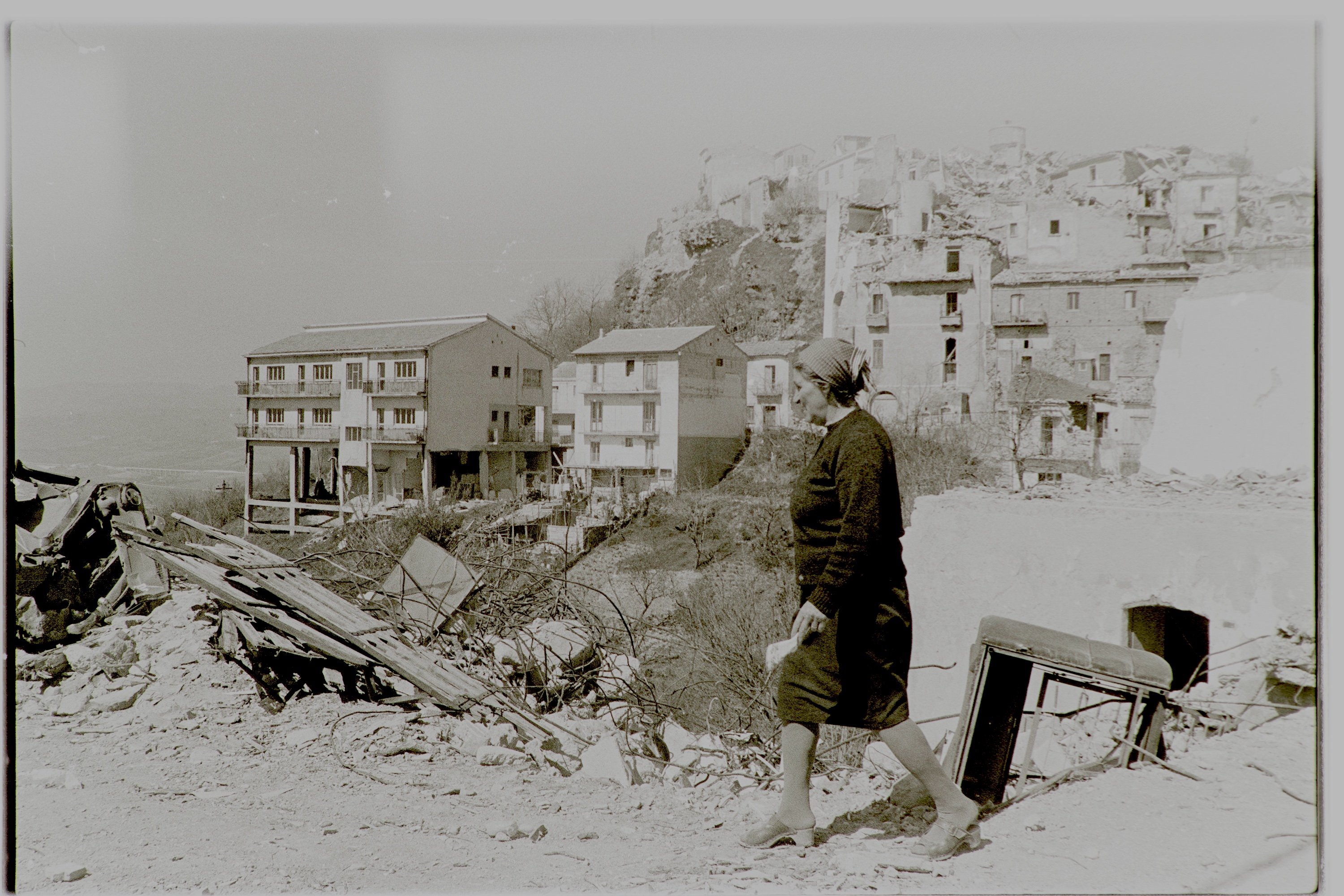 Avellino - Conza della Campania - Ariano Irpino - Terremoto - 1980 (negativo, insieme) di Alfa Press Service s.n.c. - Agenzia Fotogiornalistica (ultimo quarto XX)