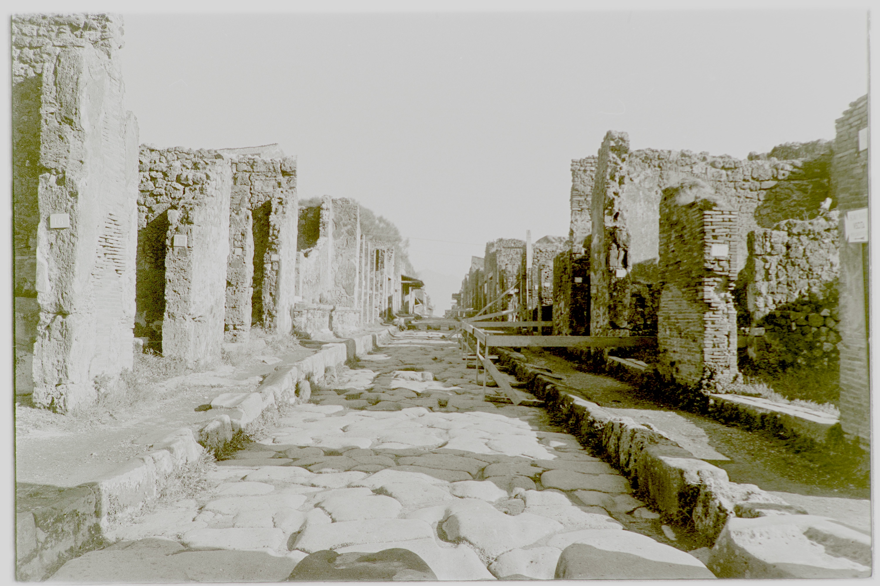 Napoli - Pompei - Terremoto - 1980 (negativo, insieme) di Alfa Press Service s.n.c. - Agenzia Fotogiornalistica (ultimo quarto XX)