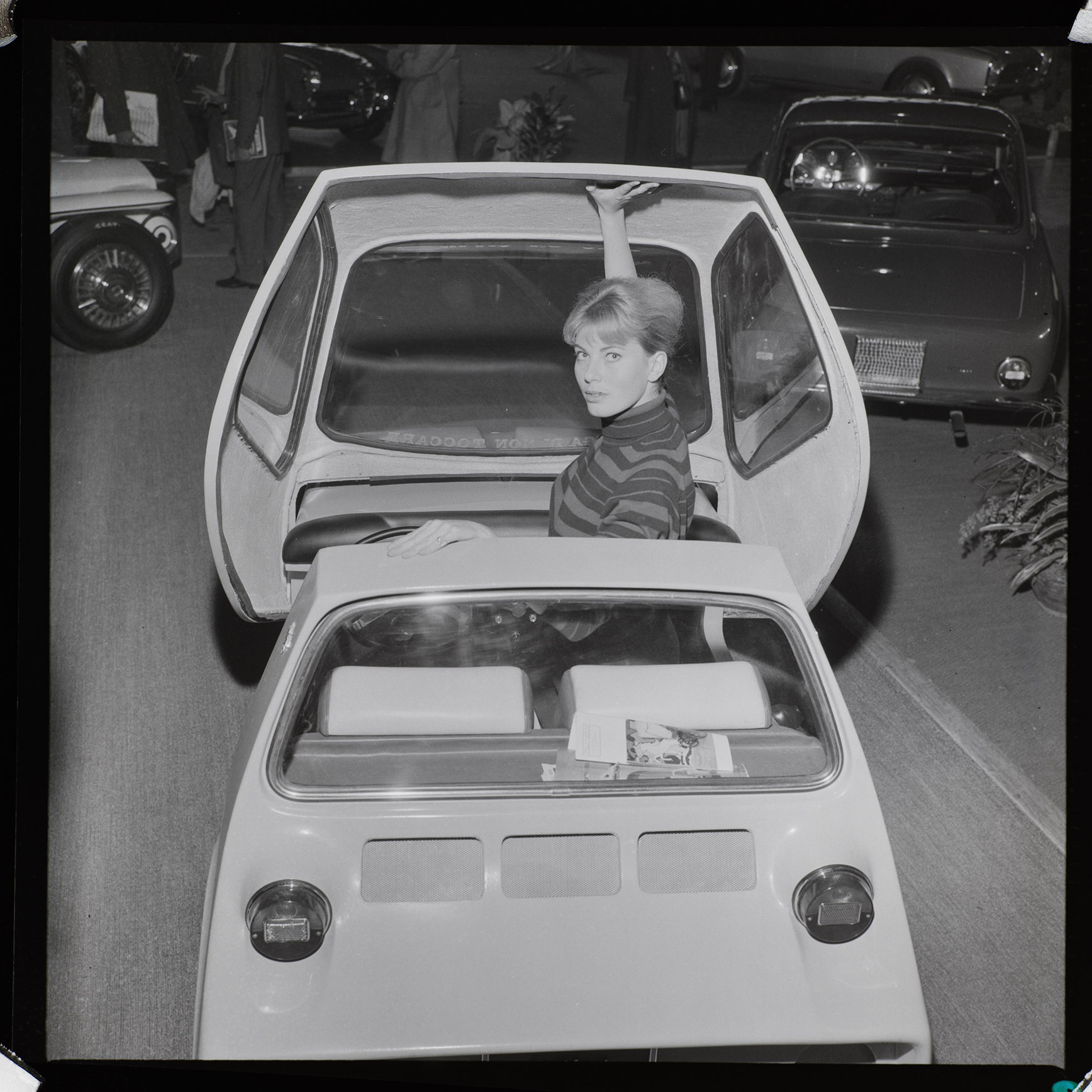 Rassegna espositiva automobilistica (negativo, insieme) di Alfa Press Service s.n.c. – Agenzia Fotogiornalistica (ultimo quarto XX)