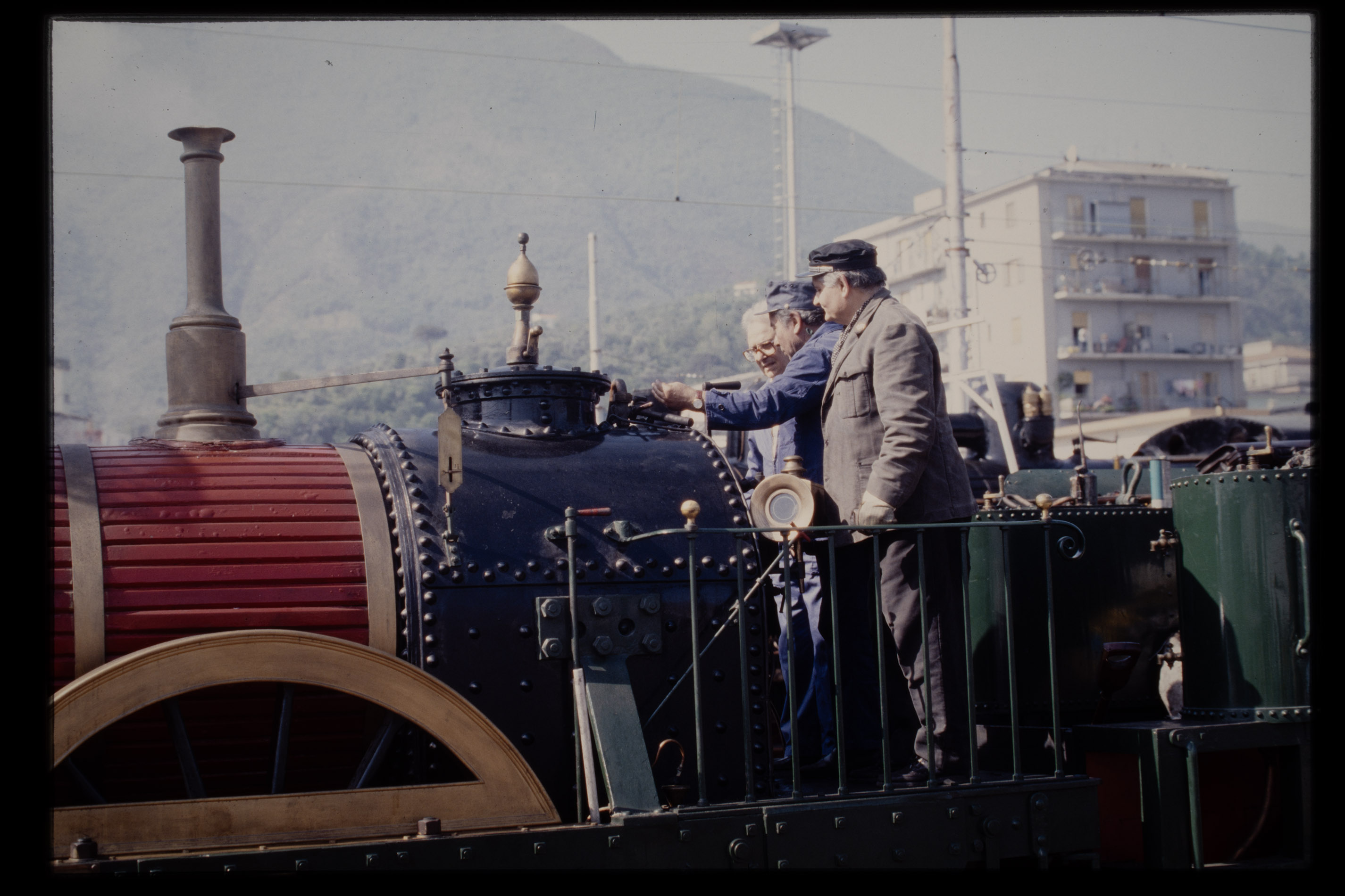 Ferrovia - locomotiva a vapore (positivo, insieme) di Alfa Press Service s.n.c. – Agenzia Fotogiornalistica (ultimo quarto XX)