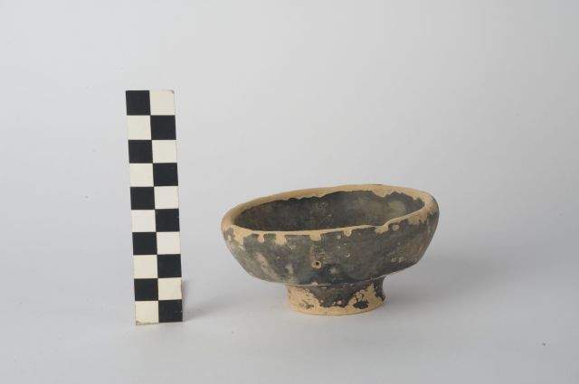 coppa/ a parete verticale - ambito apulo (secc. IV/ III a.C)