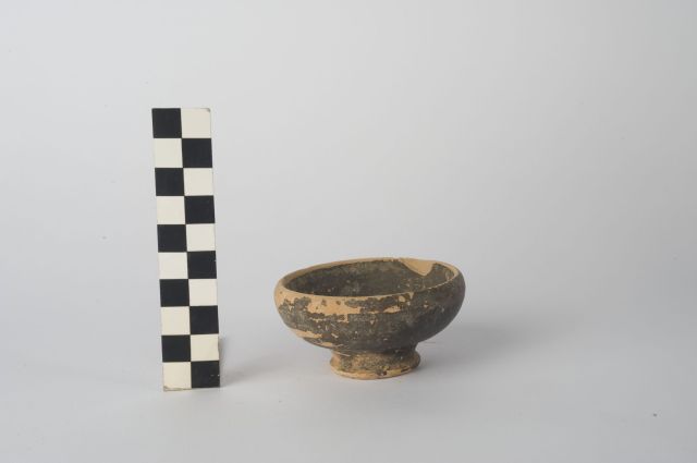 coppa/ a parete convessa - ambito apulo (sec. IV a.C)