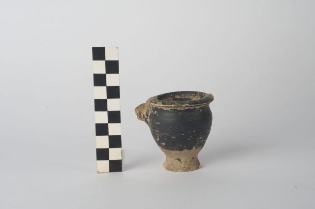 situla/ ovoide, con applique - ambito apulo (sec. IV a.C)