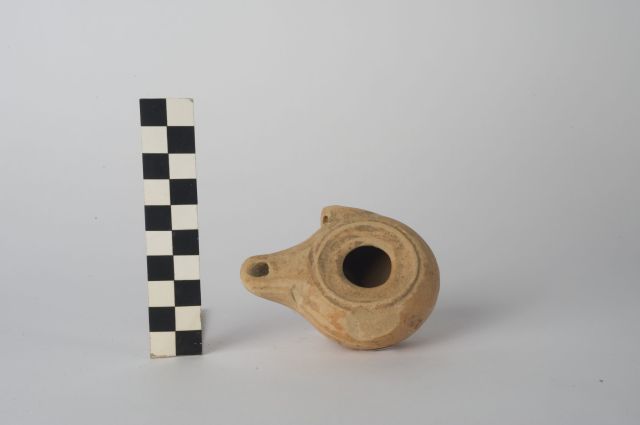 lucerna - ambito apulo (sec. IV a.C)