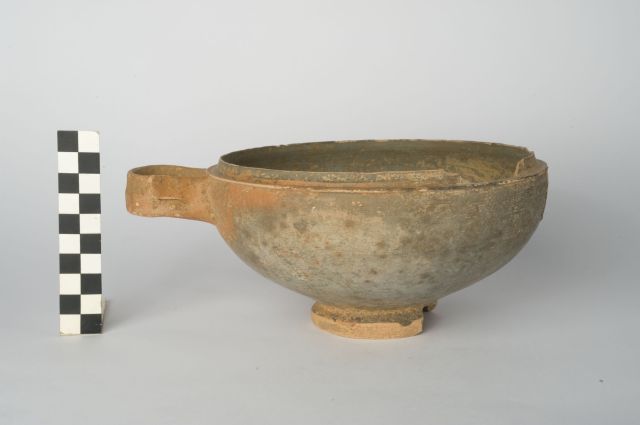 lekanis/ vasca - ambito apulo (sec. V a.C)