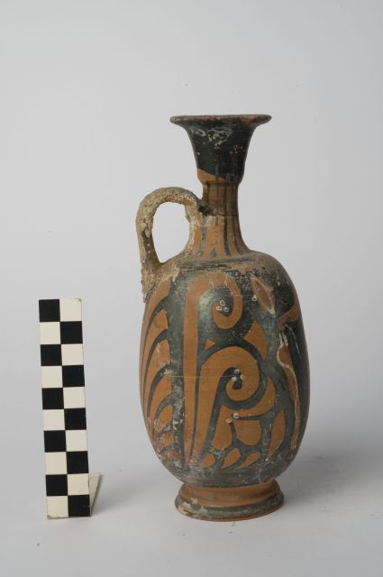 lekythos - ambito apulo (metà sec. IV a.C)