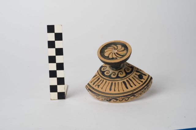 lekanis/ coperchio - ambito apulo (sec. IV a.C)