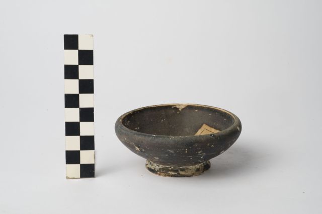 coppa/ a parete convessa - ambito apulo (secc. IV/ III a.C)