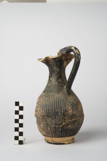 oinochoe/ a bocca trilobata - ambito apulo (fine sec. IV a.C)