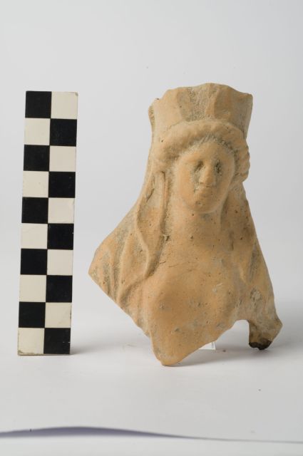 Figura femminile con polos (rilievo/ votivo) - ambito magnogreco (sec. V a.C)