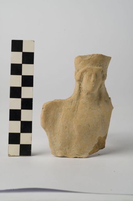 Figura femminile in trono (rilievo/ votivo) - ambito magnogreco (sec. V a.C)