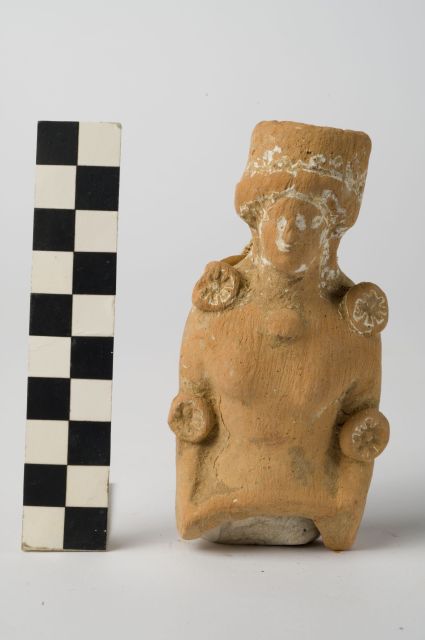 Figura femminile in trono (rilievo/ votivo) - ambito magnogreco (sec. V a.C)