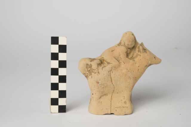 Bambino coricato su cane (tintinnabulo) - ambito apulo (sec. III a.C)