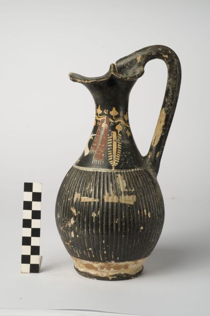 oinochoe/ a bocca trilobata - ambito apulo (ultimo quarto sec. IV a.C)