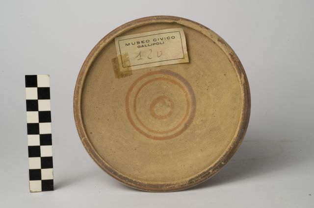 piatto - ambito messapico (sec. III a.C)