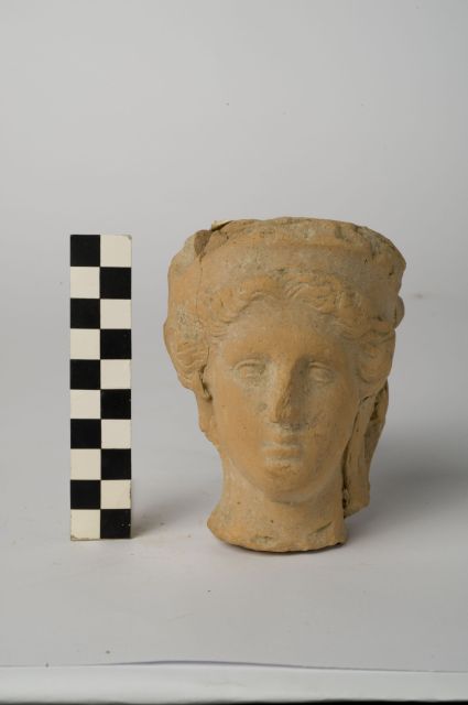 testa/ femminile - ambito apulo (prima metà sec. IV a.C)