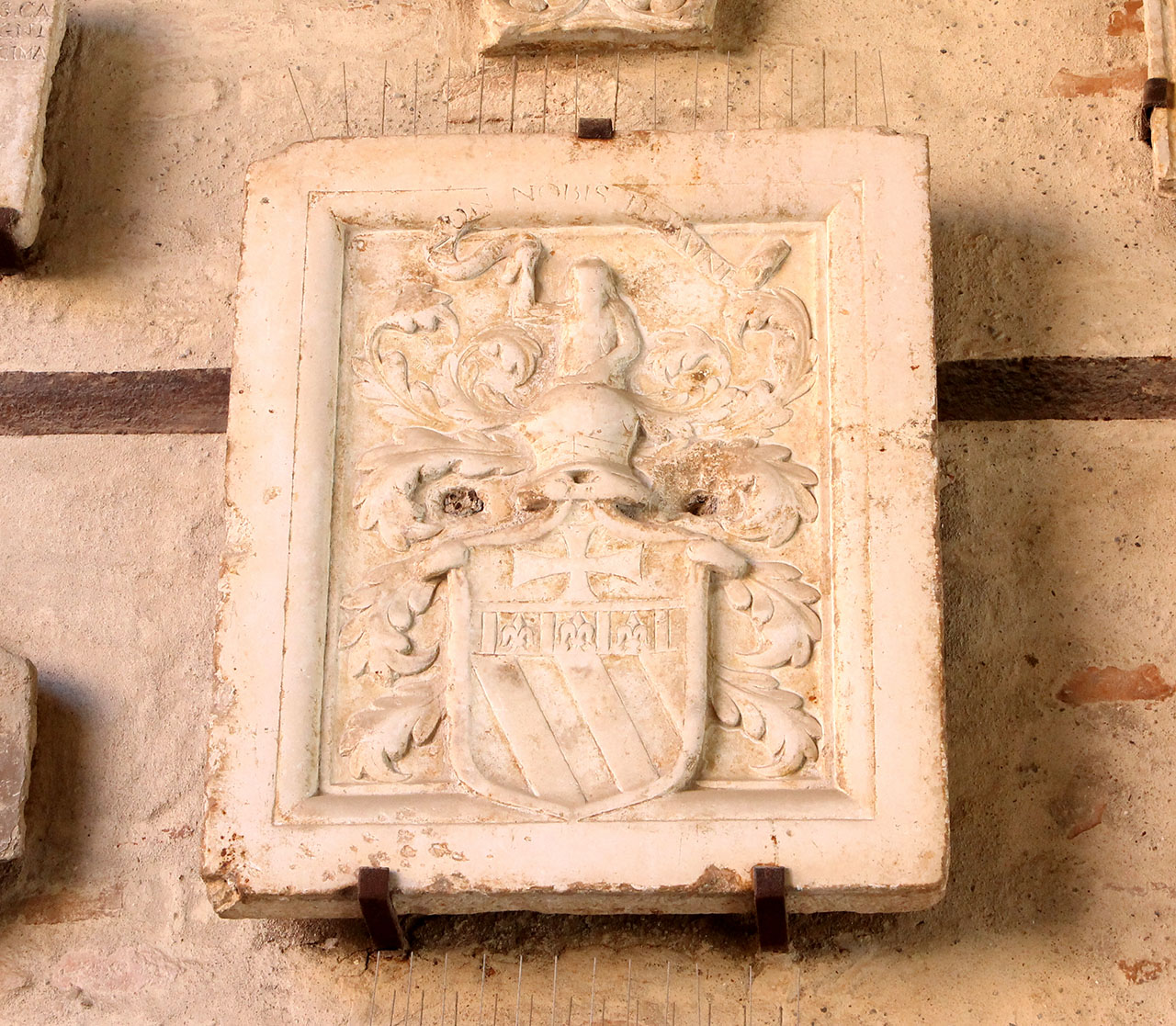 stemma gentilizio (rilievo, opera isolata) - ambito italiano (XVI-XVII)