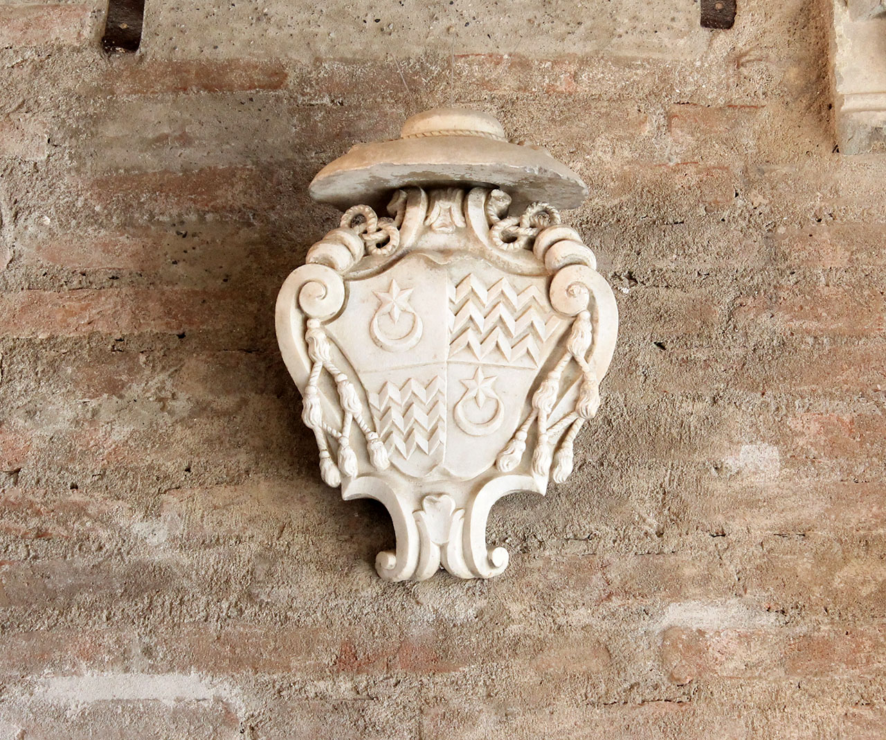 stemma vescovile monsignor Lugaresi (rilievo, opera isolata) - ambito romagnolo (XVII)