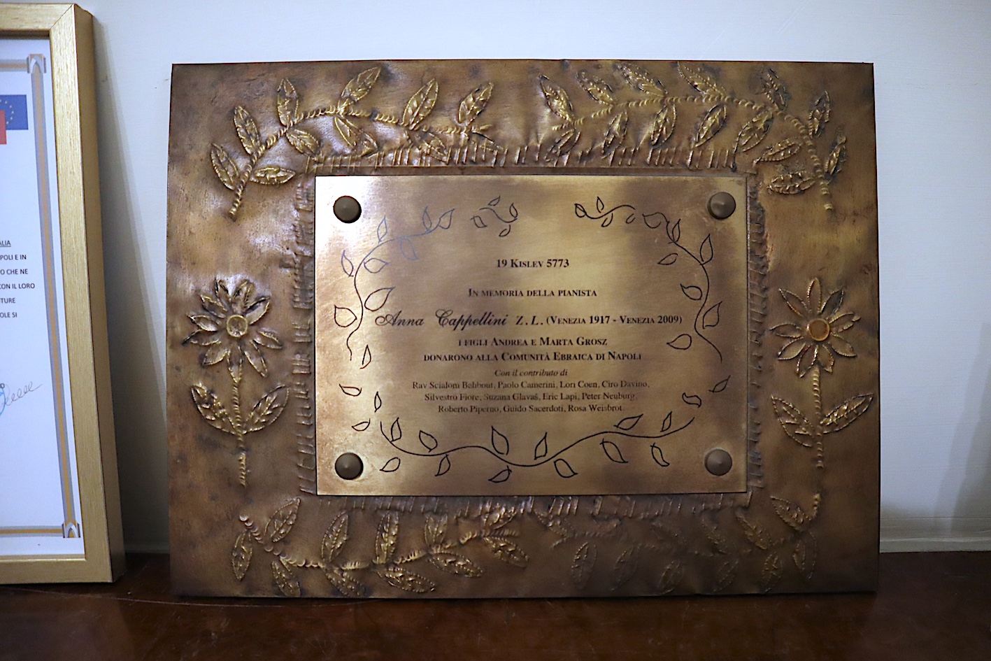 targa, opera isolata - manifattura italiana, ambito campano (primo quarto XXI secolo)