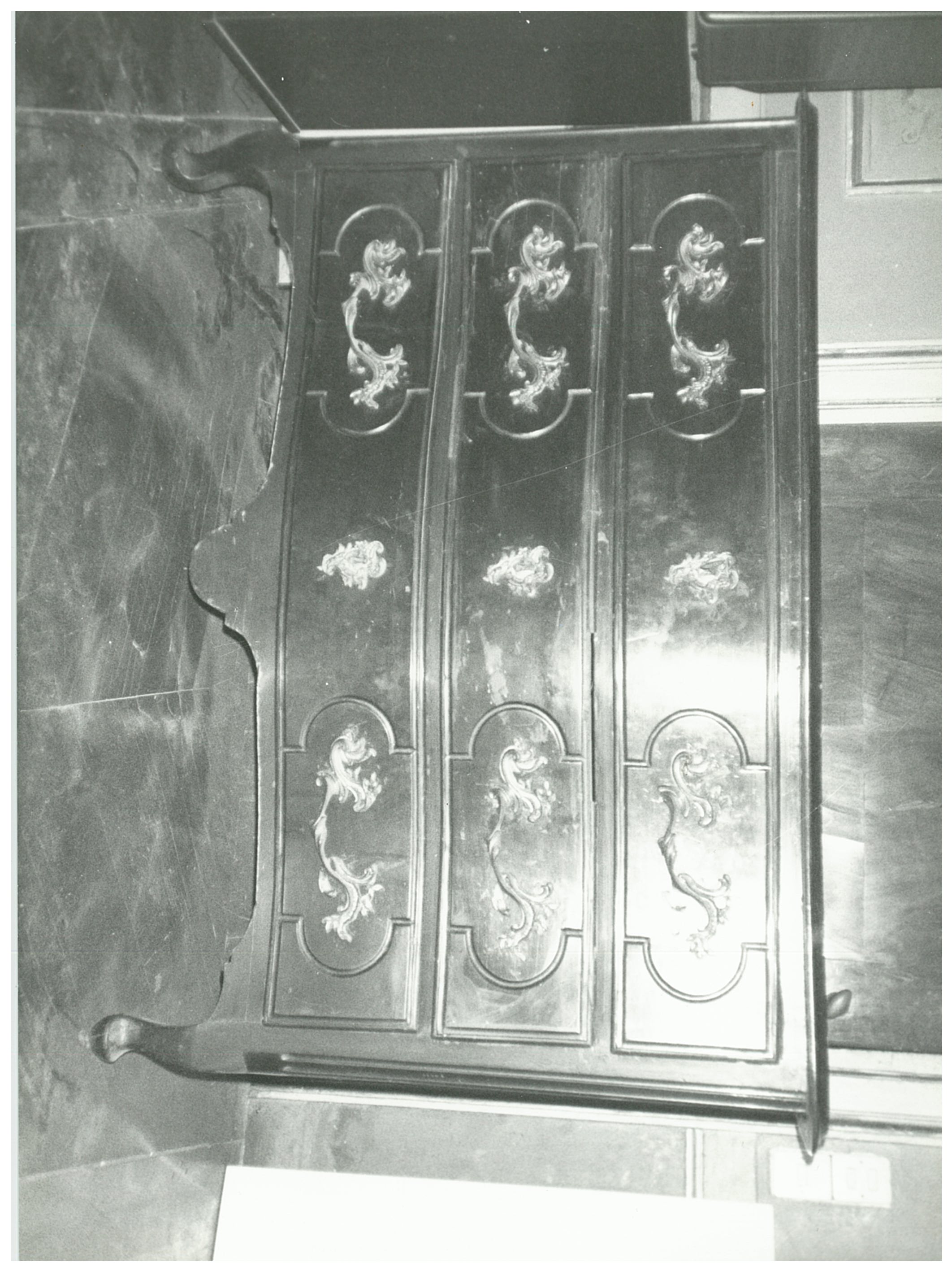 cassettone Luigi XV, opera isolata - ambito italiano (metà XVIII)