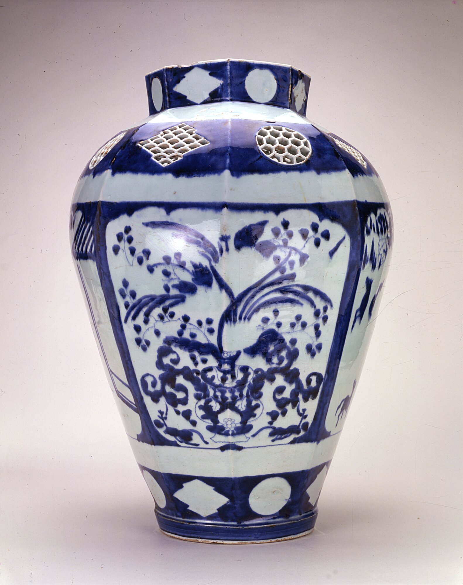 Grande vaso di porcellana blu, motivi decorativi vegetali (vaso) - ambito giapponese (XVIII)