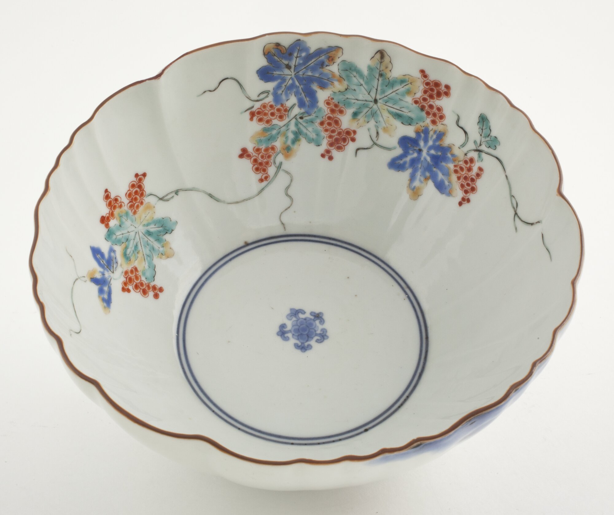 tralci di vite con grappoli e viticci (coppa) - ambito giapponese (XVII-XVIII)