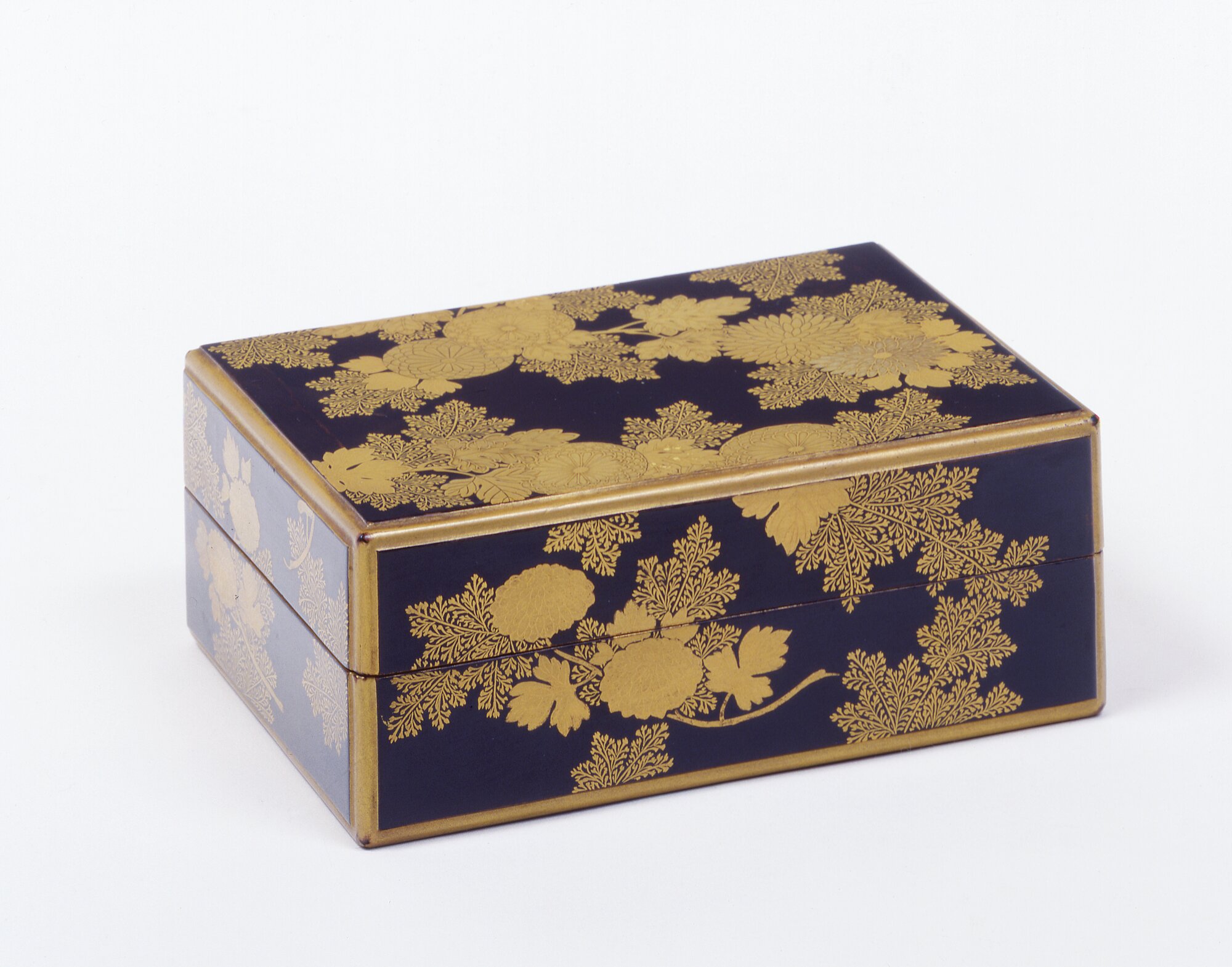 Scatola (hako), paesaggio marino, crisantemi, felci (scatola) - ambito giapponese (XIX)