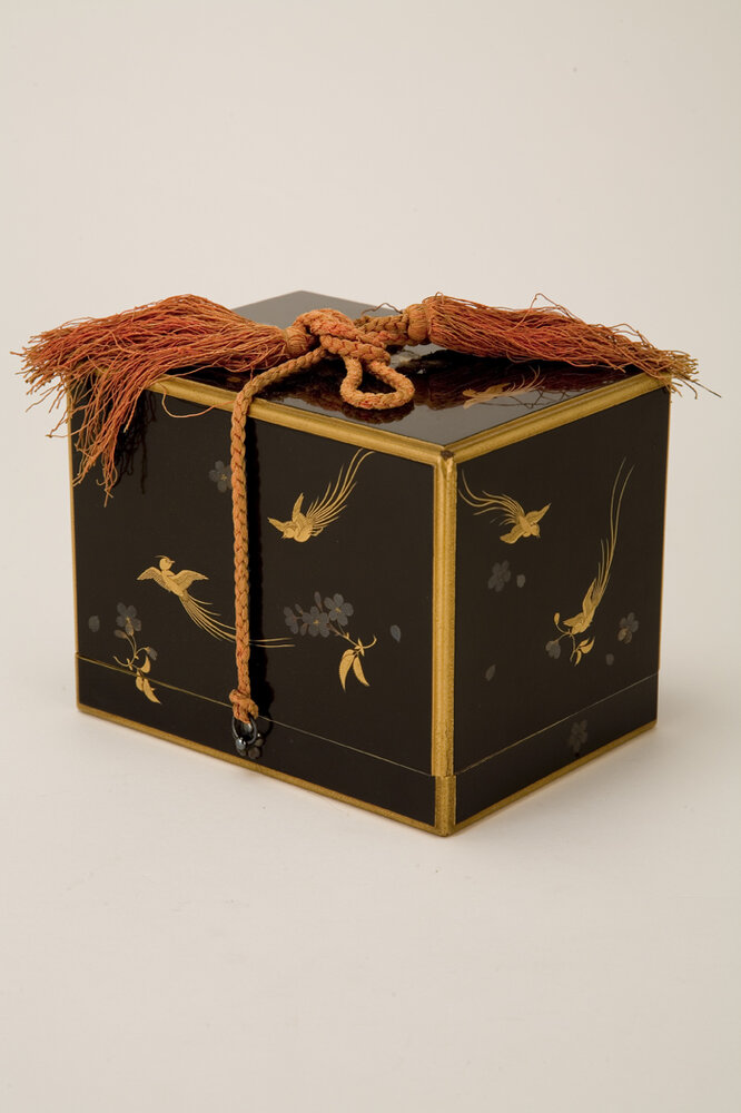 Scatola per carte da gioco con uccelli e fiori di ciliegio, karutabako, paradisee in volo tra foglie e fiori di ciliegio (scatola da gioco) - ambito giapponese (XVIII-XIX)