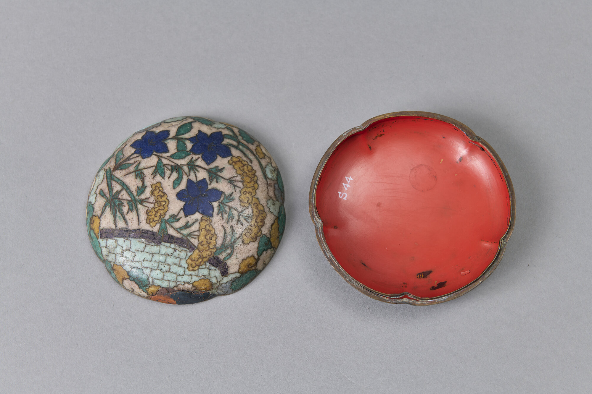 Portaincenso (kōgō), motivi decorativi vegetali (scatola) - ambito giapponese (XIX)