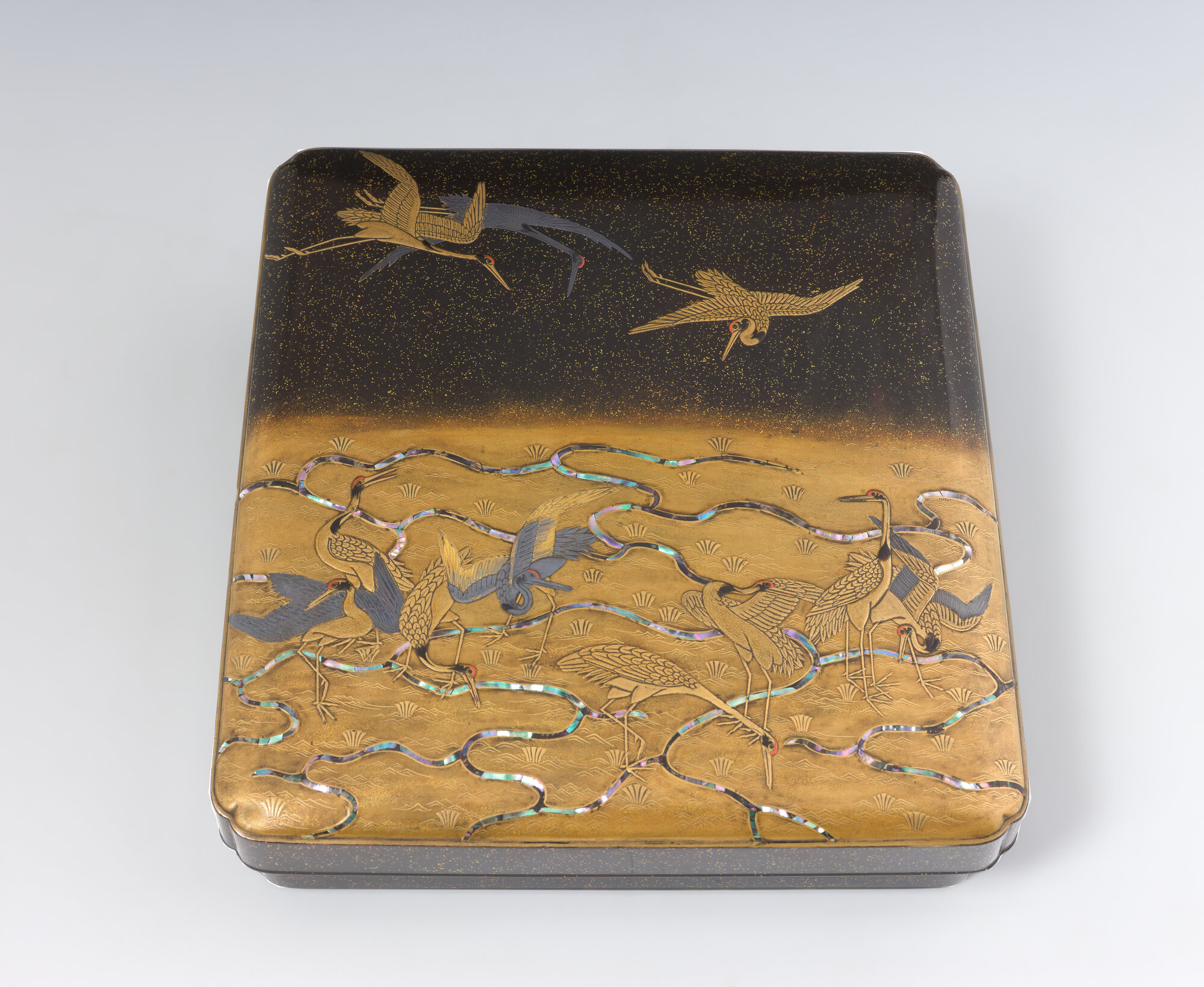 Scatola da scrittoio piatta (hira-suzuribako), stormo di gru, passeri, mannelli di riso, salice ritorto (scatola) - ambito giapponese (XVI)