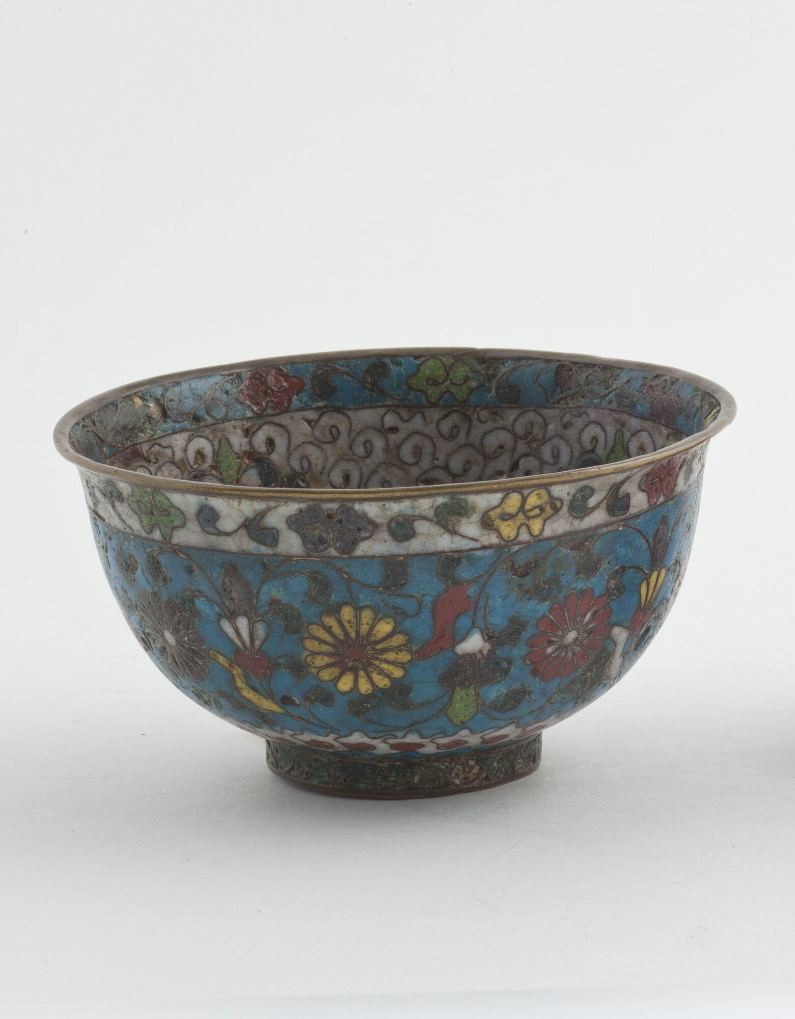 crisantemi, foglie, funghi lingzhi (scodella) - ambito cinese (XVI)