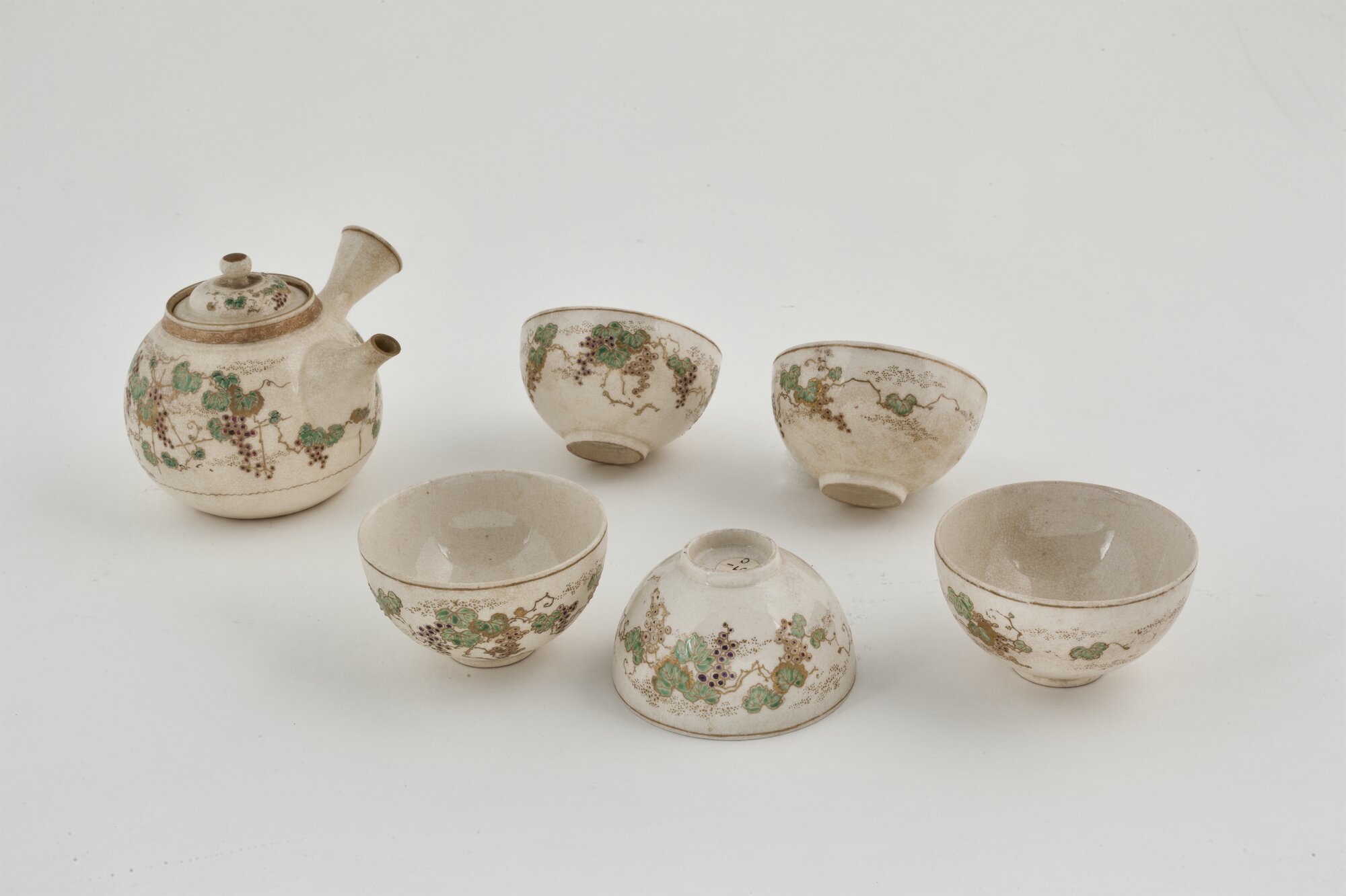 Servizio da thè, tralci di vite con grappoli e viticci (servizio da thè) - ambito giapponese (XIX)