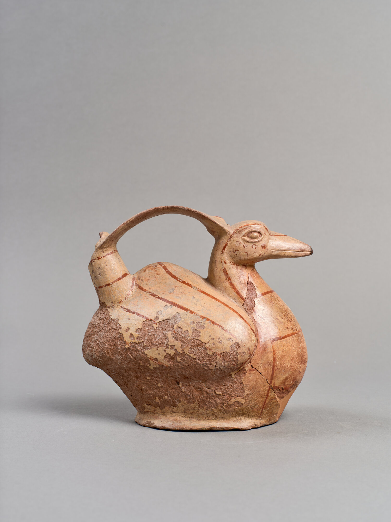 vaso- fischiatore, zoomorfo, con ansa a ponte (VII-X)